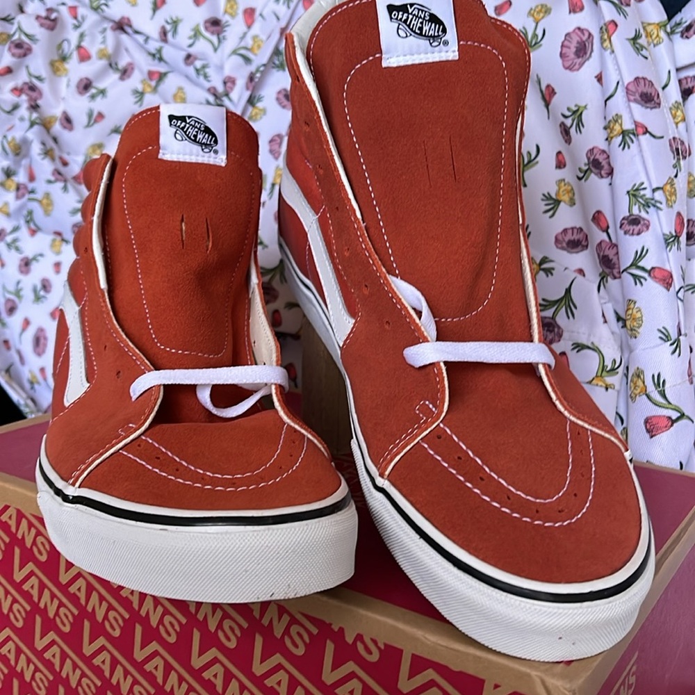 Vans WMNS Sk8-Hi
Color Theory Burnt Ochre
VN0005U9GWP
Sneakers - Picture 7 of 16
